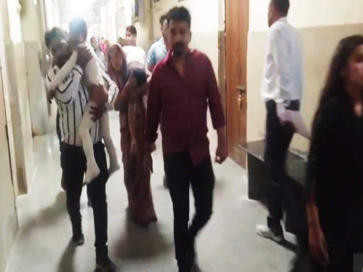 कोटा शिव बारात में करंट से 14 बच्चों के झुलसने की घटना पर ऐक्शन, आयोजकों पर हत्या का केस कोटा शिव बारात में करंट से 14 बच्चों के झुलसने की घटना पर ऐक्शन, आयोजकों पर हत्या का केस