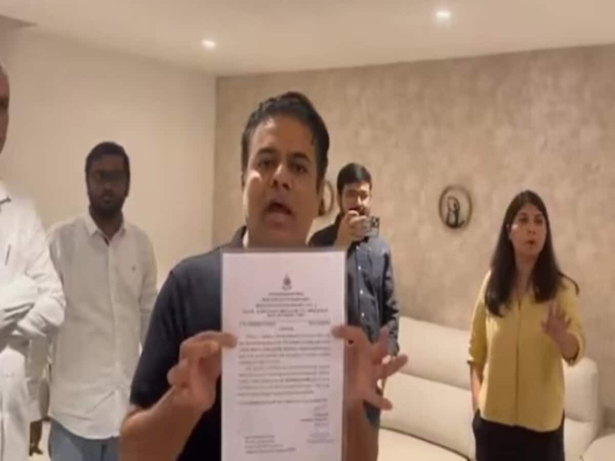 VIDEO: 'खिलजी की सेना ने छापा मारा', कविता की गिरफ्तारी पर भड़के भाई केटीआर; ED अफसरों से भिड़े VIDEO: 'खिलजी की सेना ने छापा मारा', कविता की गिरफ्तारी पर भड़के भाई केटीआर; ED अफसरों से भिड़े