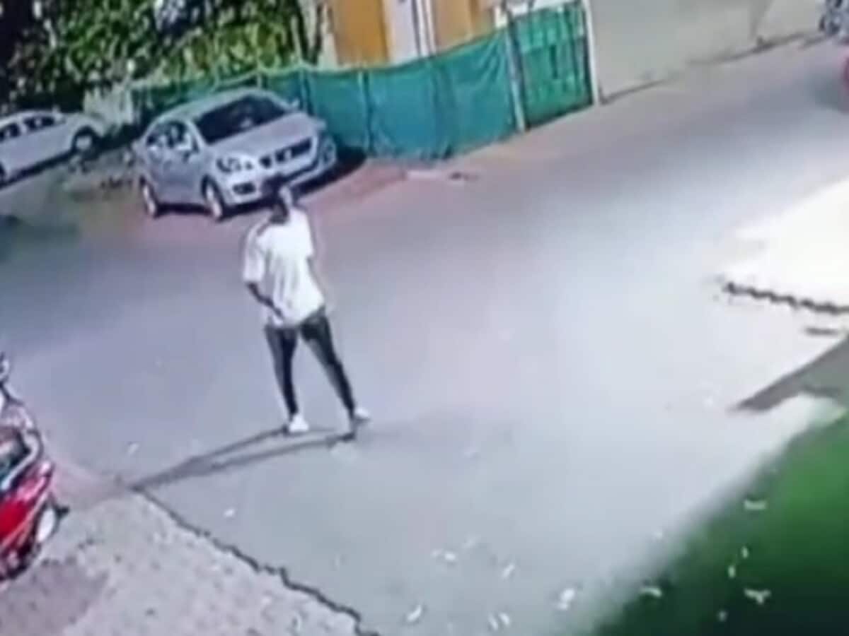 जबलपुर डबल मर्डर केस: आरोपी मुकुल का एक और CCTV आया सामने, उलझी हुई है रेलवे अफसर और बेटे की मर्डर मिस्ट्री जबलपुर डबल मर्डर केस: आरोपी मुकुल का एक और CCTV आया सामने, उलझी हुई है रेलवे अफसर और बेटे की मर्डर मिस्ट्री