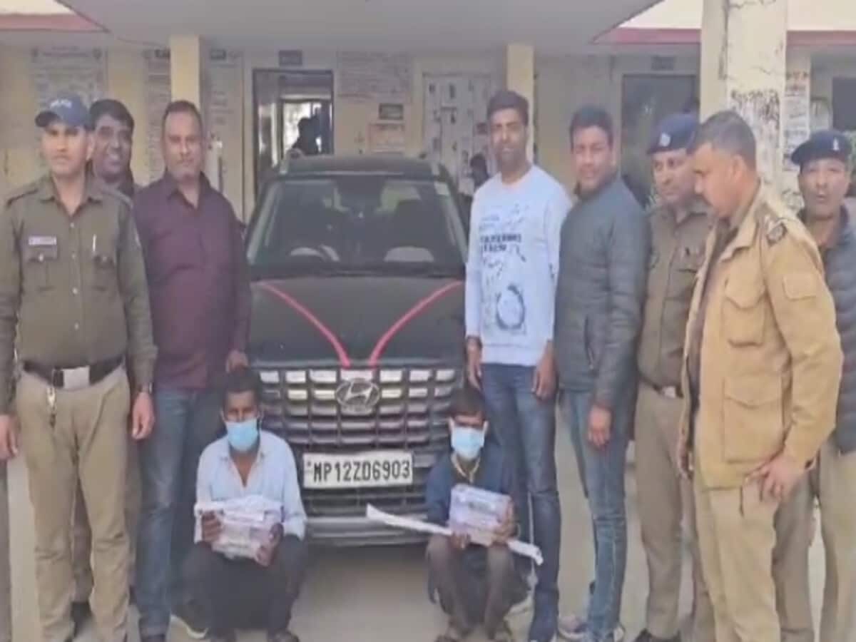 MP के 2 चोरों ने जमकर मचाया धमाल, शोरूम में लाखों की चोरी कर फरार; दोनों गिरफ्तार MP के 2 चोरों ने जमकर मचाया धमाल, शोरूम में लाखों की चोरी कर फरार; दोनों गिरफ्तार