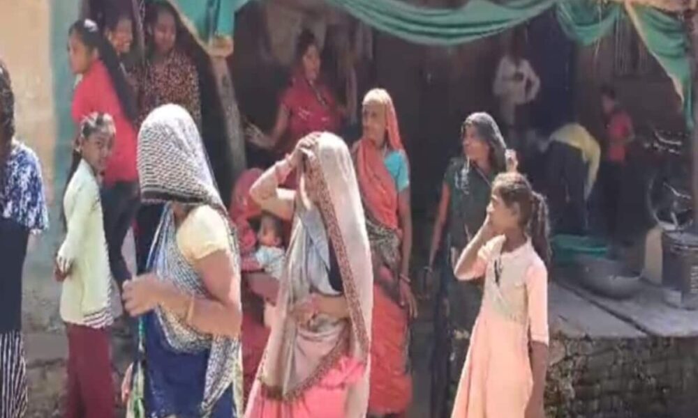 नलकूप से पानी लेने की मनाही, मंदिर जाने पर भी रोक; दलित महिलाओं का दबंगों पर संगीन आरोप