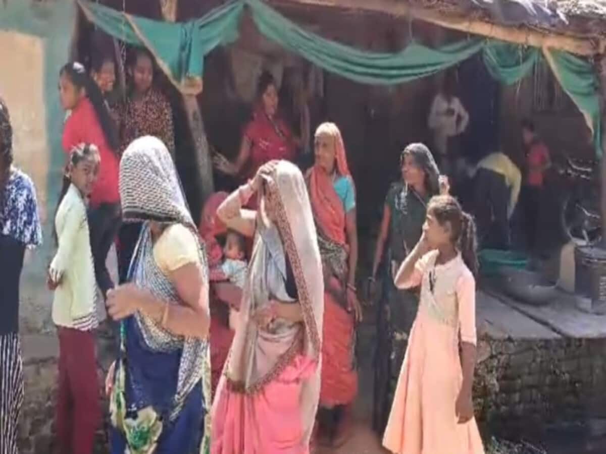 नलकूप से पानी लेने की मनाही, मंदिर जाने पर भी रोक; दलित महिलाओं का दबंगों पर संगीन आरोप नलकूप से पानी लेने की मनाही, मंदिर जाने पर भी रोक; दलित महिलाओं का दबंगों पर संगीन आरोप
