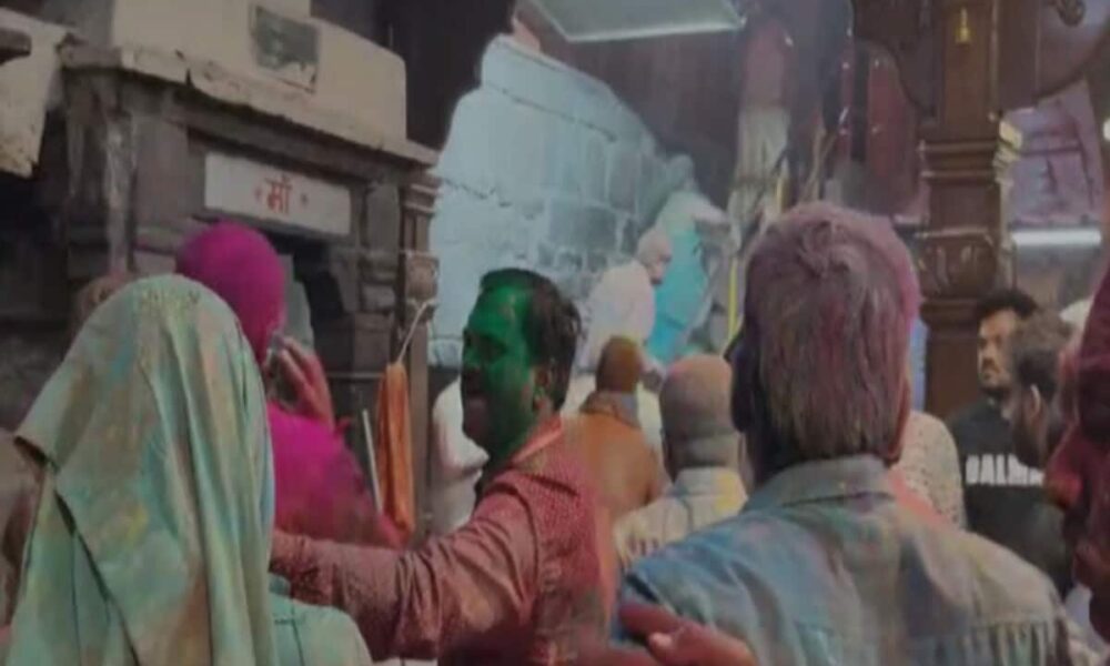 महाकाल मंदिर में बड़ा हादसा, होली खेलते समय गर्भगृह में आग; 13 पुजारी झुलसे