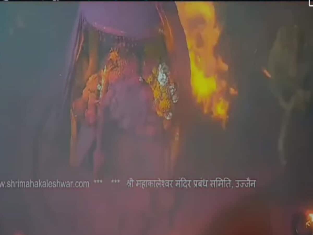 भस्म आरती के दौरान उड़ा गुलाल और झुलस गए पुजारी, महाकाल मंदिर के गर्भगृह में कैसे भड़की आग; सामने आया CCTV भस्म आरती के दौरान उड़ा गुलाल और झुलस गए पुजारी, महाकाल मंदिर के गर्भगृह में कैसे भड़की आग; सामने आया CCTV