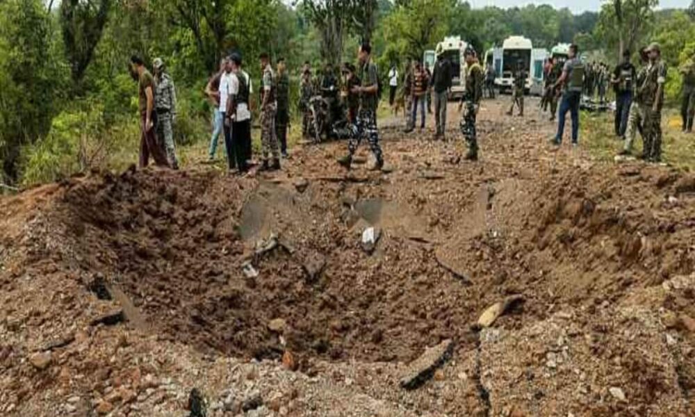 माओवादियों की कायराना हरकत, ब्लास्ट में घायल युवक को 17 दिनों तक बनाए रखा बंधक