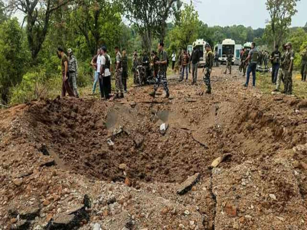 माओवादियों की कायराना हरकत, ब्लास्ट में घायल युवक को 17 दिनों तक बनाए रखा बंधक माओवादियों की कायराना हरकत, ब्लास्ट में घायल युवक को 17 दिनों तक बनाए रखा बंधक