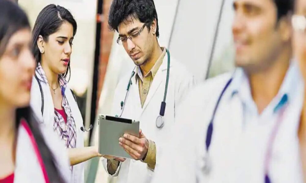 UPPSC Recruitment 2024: Advertisement released for recruitment to 2532 posts of Medical Officer salary up to Rs 208700 – UPPSC Recruitment 2024: चिकित्साधिकारी के 2532 पदों पर भर्ती का विज्ञापन जारी, वेतन 208700 रुपए तक , Education News