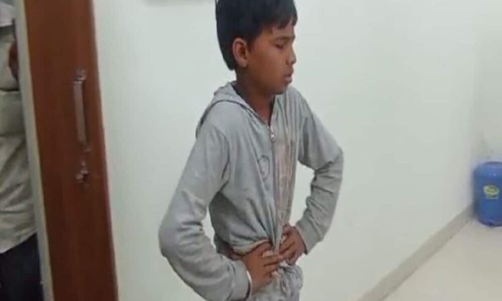 टीचर की पत्नी ने बनाया मिड डे मील, खाने के बाद 24 छात्र बीमार; कलेक्टर ने शिक्षक को किया सस्पेंड