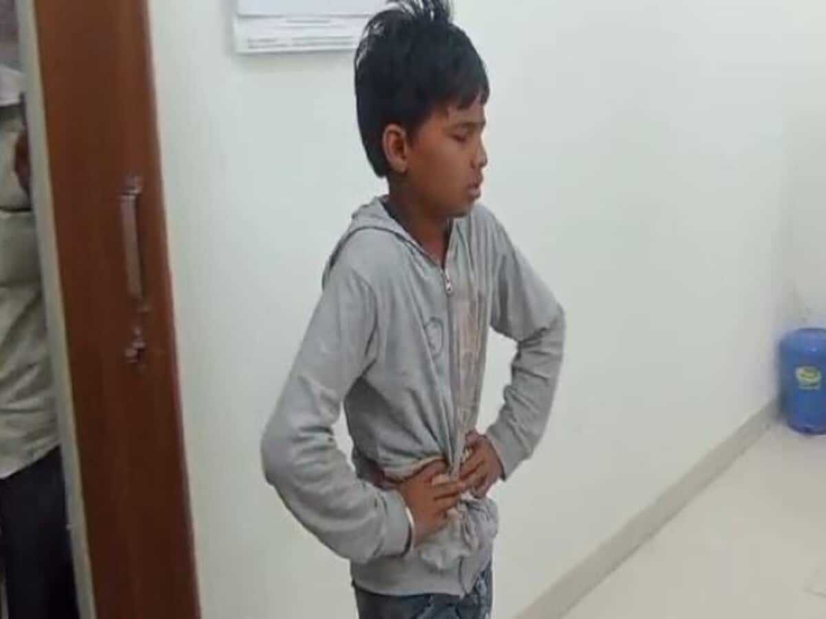 टीचर की पत्नी ने बनाया मिड डे मील, खाने के बाद 24 छात्र बीमार; कलेक्टर ने शिक्षक को किया सस्पेंड