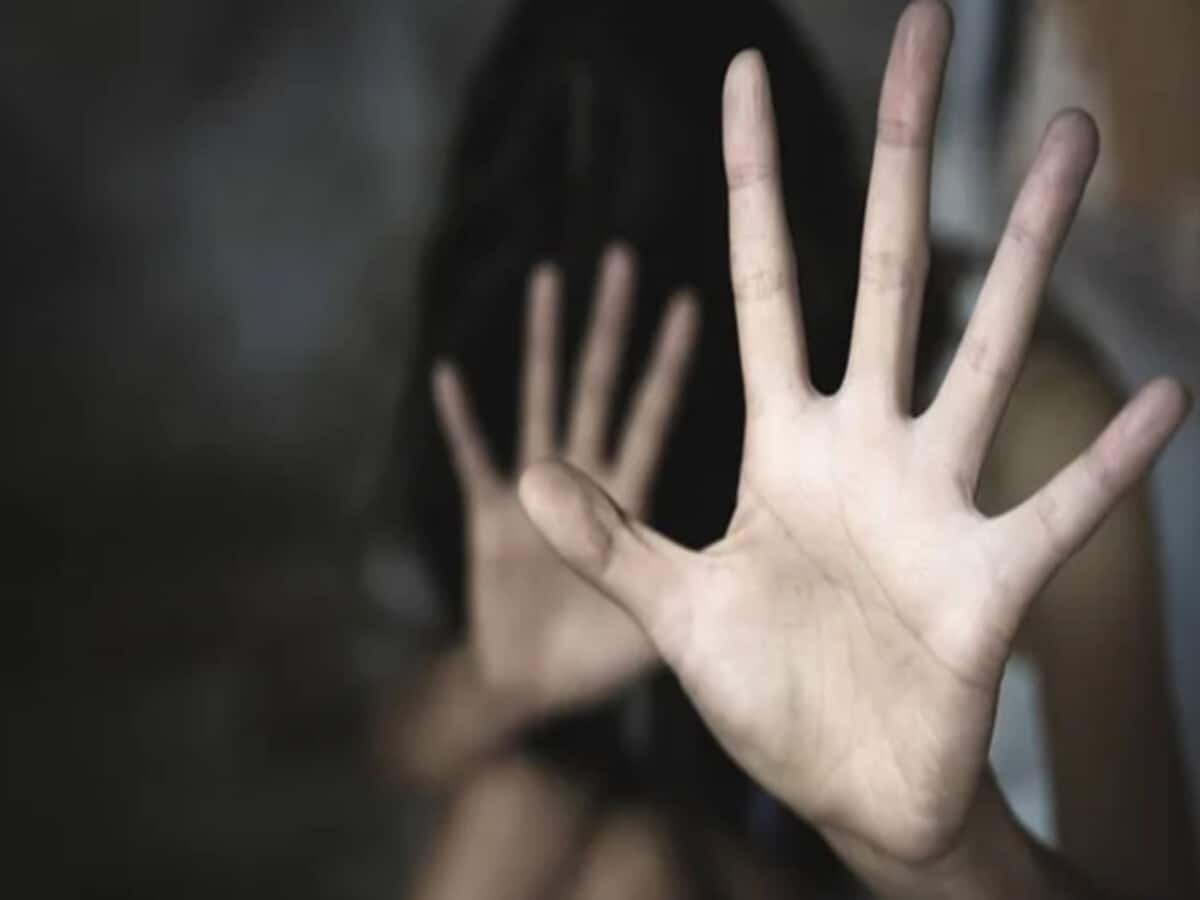 शर्मनाक! कमरे में छिपा था चाचा, नाबालिग भतीजी को बनाया हवस का शिकार; दादी ने देखा तो… शर्मनाक! कमरे में छिपा था चाचा, नाबालिग भतीजी को बनाया हवस का शिकार; दादी ने देखा तो…