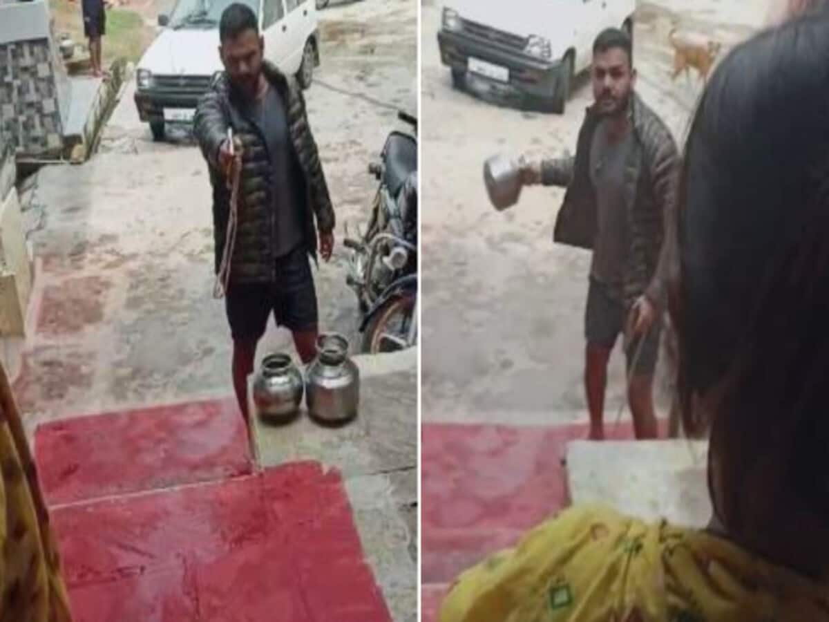 कुत्ते ने बच्चों को सूंघा तो आग बबूला हो गया शख्स, महिलाओं पर तान दी बंदूक, गंदी-गंदी गालियां दी कुत्ते ने बच्चों को सूंघा तो आग बबूला हो गया शख्स, महिलाओं पर तान दी बंदूक, गंदी-गंदी गालियां दी