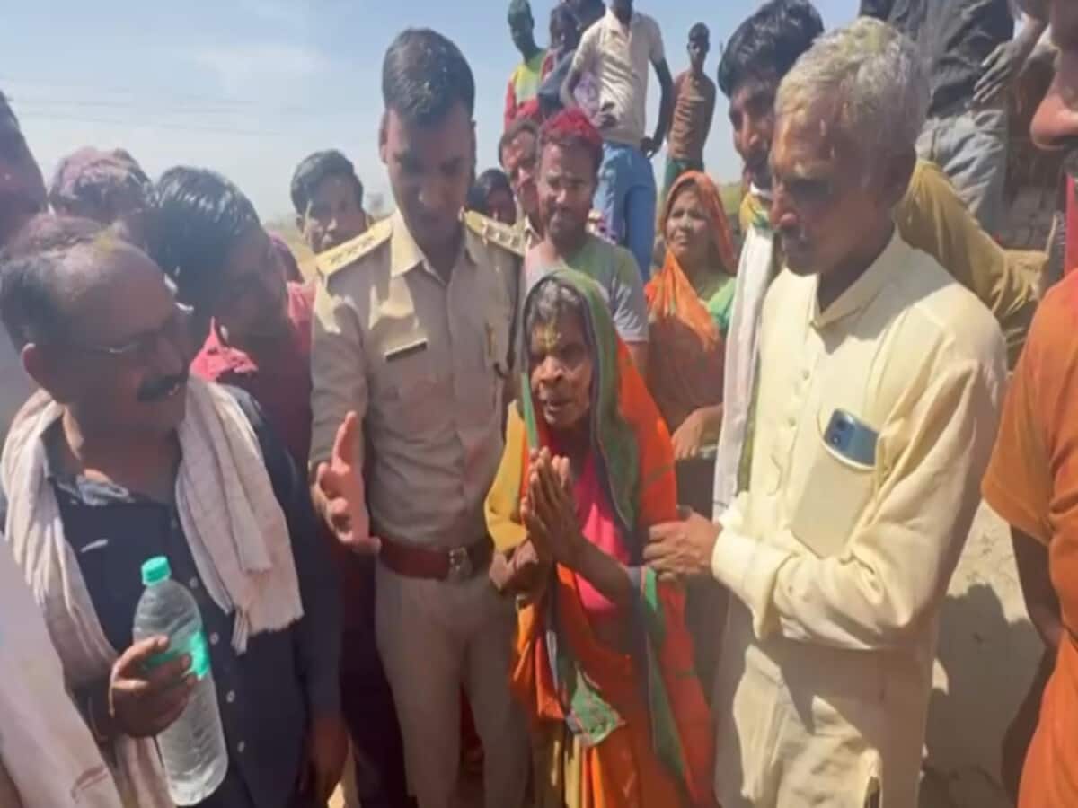 mp news gwalior police gave gift to elderly woman on holi getting a lot of applause mp news gwalior police gave gift to elderly woman on holi getting a lot of applause