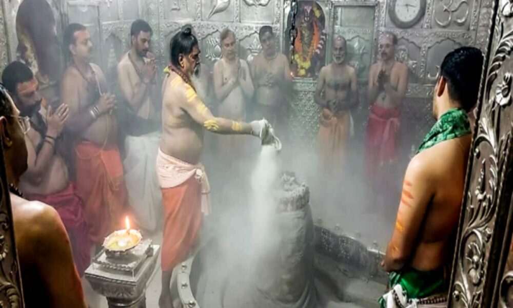 राख से महाकाल का श्रृंगार और पूजा, उज्जैन में क्यों खास है भस्म आरती; विदेश से भी आते हैं श्रद्धालु
