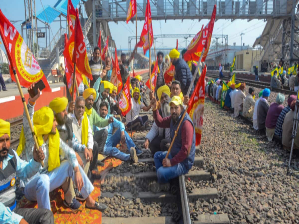 किसानों ने डाल दिया रेलवे ट्रैक पर डेरा, थम गए 100 से ज्यादा ट्रेनों के पहिए; यात्री परेशान किसानों ने डाल दिया रेलवे ट्रैक पर डेरा, थम गए 100 से ज्यादा ट्रेनों के पहिए; यात्री परेशान