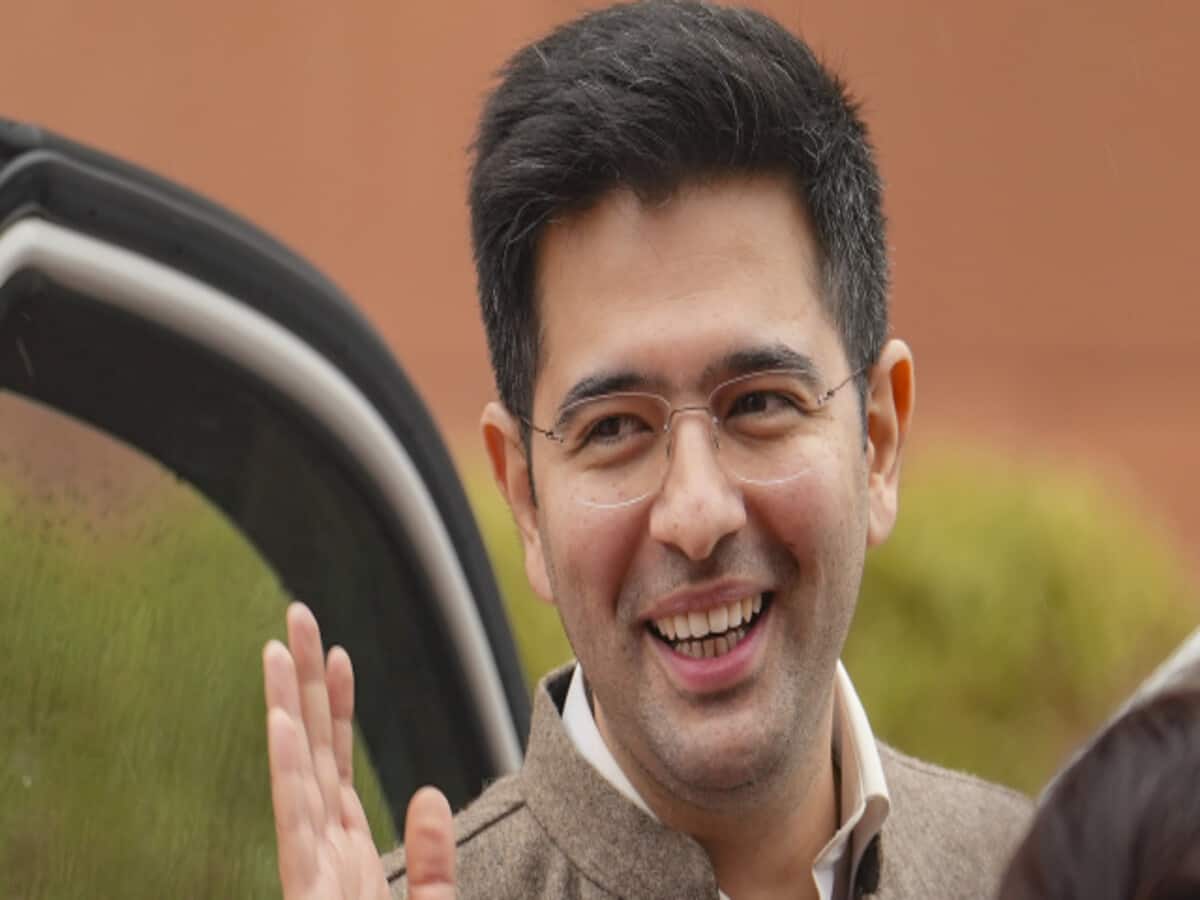 चुनावी मैदान से राघव चड्ढा गायब, आंख की सर्जरी कराने जाएंगे ब्रिटेन; भाजपा ने कसा तंज चुनावी मैदान से राघव चड्ढा गायब, आंख की सर्जरी कराने जाएंगे ब्रिटेन; भाजपा ने कसा तंज