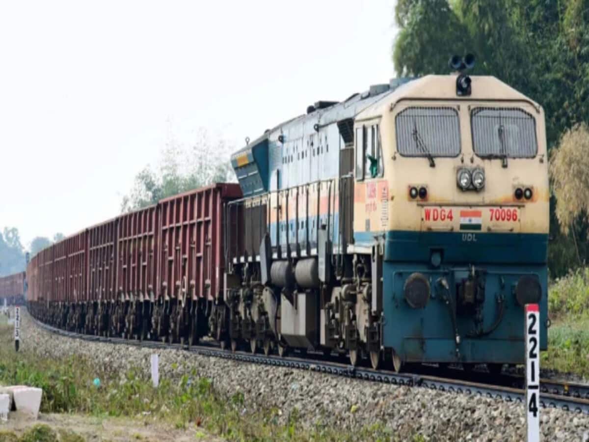 रेलवे की फिर से बड़ी लापरवाही, जालंधर रुकनी थी मालगाड़ी; जम्मू रूट पर निकल पड़ी रेलवे की फिर से बड़ी लापरवाही, जालंधर रुकनी थी मालगाड़ी; जम्मू रूट पर निकल पड़ी