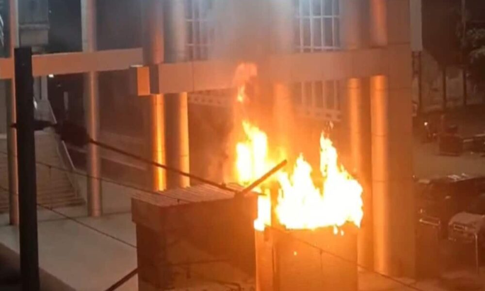 रायपुर रेलवे स्टेशन में आग, प्लेटफार्म पर ट्रेन आते वक्त हुआ हादसा, जल गई दुकानें