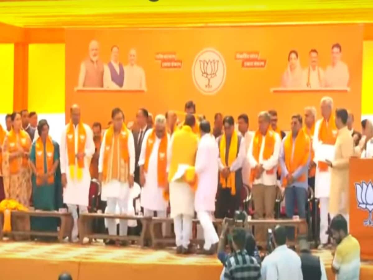 राजस्थान में कांग्रेस को झटका, पूर्व मंत्री कटारिया समेत 5 पूर्व विधायक बीजेपी में शामिल राजस्थान में कांग्रेस को झटका, पूर्व मंत्री कटारिया समेत 5 पूर्व विधायक बीजेपी में शामिल