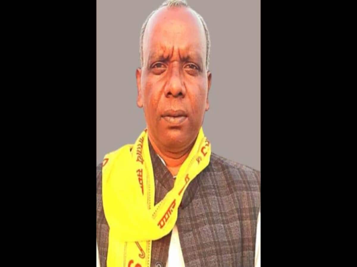 यूपी एमएलसी चुनाव: BJP और सहयोगी दल के उम्मीदवारों ने भरा पर्चा, सुभासपा ने बिच्छेलाल राजभर को दिया टिकट यूपी एमएलसी चुनाव: BJP और सहयोगी दल के उम्मीदवारों ने भरा पर्चा, सुभासपा ने बिच्छेलाल राजभर को दिया टिकट