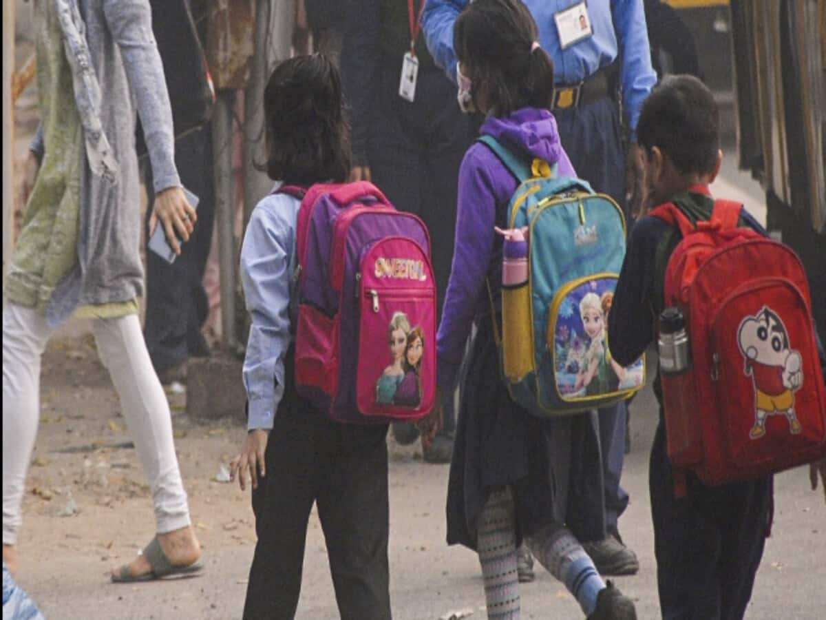 दिल्ली में बिना अनुमति निजी स्कूल नहीं बढ़ा सकेंगे फीस, शिकायत पर होगी सख्त कार्रवाई दिल्ली में बिना अनुमति निजी स्कूल नहीं बढ़ा सकेंगे फीस, शिकायत पर होगी सख्त कार्रवाई