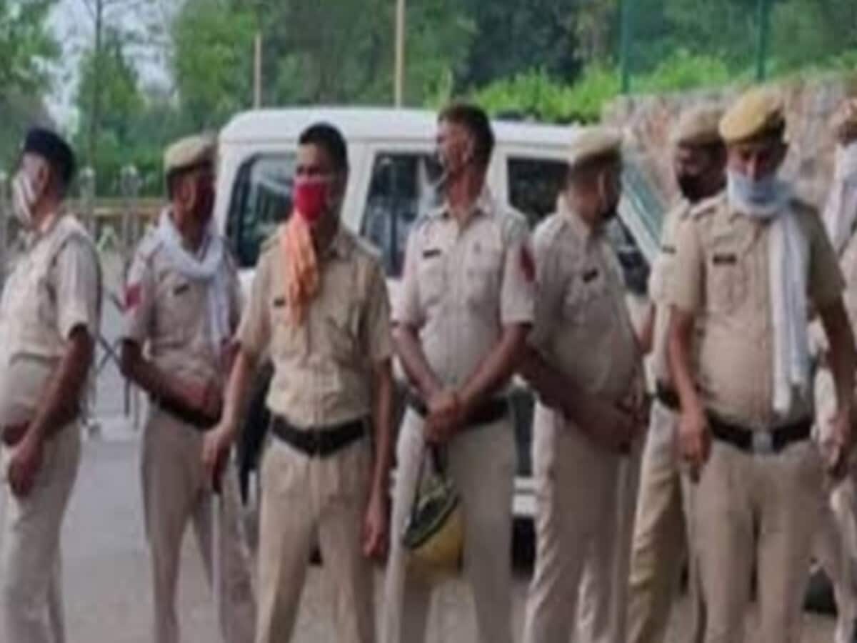 SI भर्ती-2021 पेपर लीक: SOG ने 14 ट्रेनी SI को कोर्ट में किया पेश, एक दिन की रिमांड पर SI भर्ती-2021 पेपर लीक: SOG ने 14 ट्रेनी SI को कोर्ट में किया पेश, एक दिन की रिमांड पर
