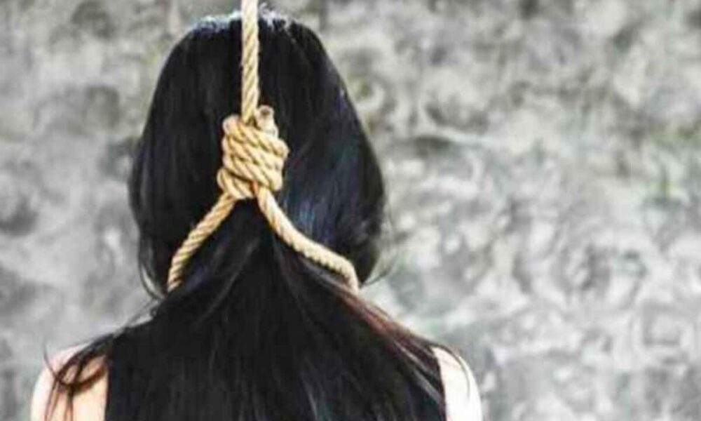 ब्लैकमेल से परेशान 20 साल की लड़की का खौफनाक कदम, सुसाइड नोट लिखकर फंदे पर झूली