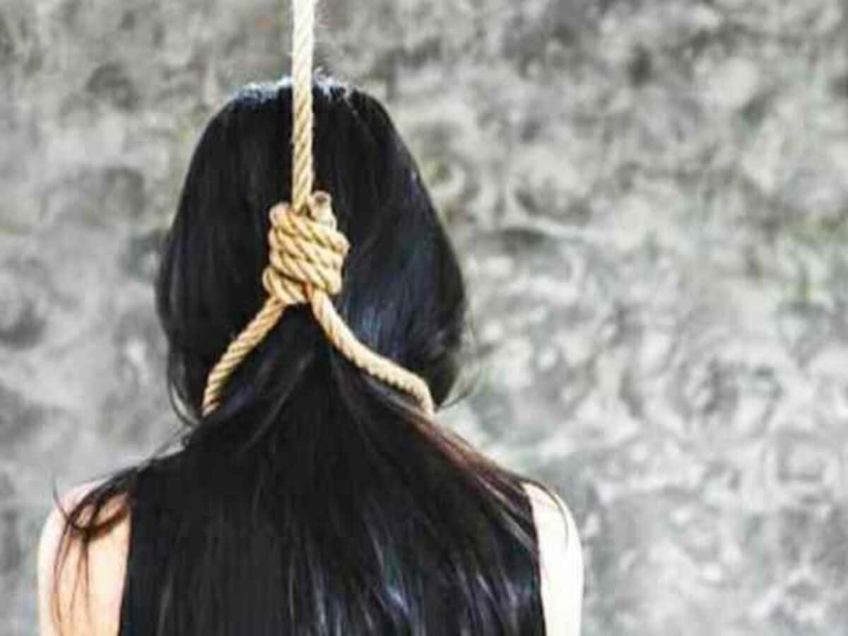 ब्लैकमेल से परेशान 20 साल की लड़की का खौफनाक कदम, सुसाइड नोट लिखकर फंदे पर झूली ब्लैकमेल से परेशान 20 साल की लड़की का खौफनाक कदम, सुसाइड नोट लिखकर फंदे पर झूली