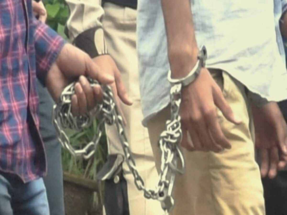 समलैंगिक दोस्तों ने ओरल सेक्स के लिए डाला दबाव, इनकार पर कर डाली हत्या समलैंगिक दोस्तों ने ओरल सेक्स के लिए डाला दबाव, इनकार पर कर डाली हत्या