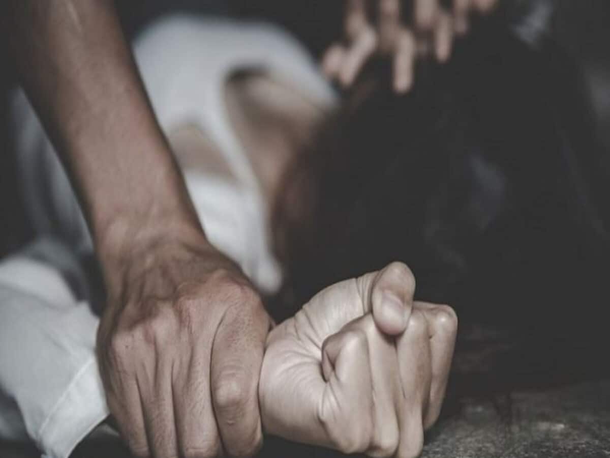 ग्वालियर में शर्मनाक घटना, कॉलेज से लौट रही दलित छात्रा को अगवा कर 2 दिन तक की दरिंदगी ग्वालियर में शर्मनाक घटना, कॉलेज से लौट रही दलित छात्रा को अगवा कर 2 दिन तक की दरिंदगी