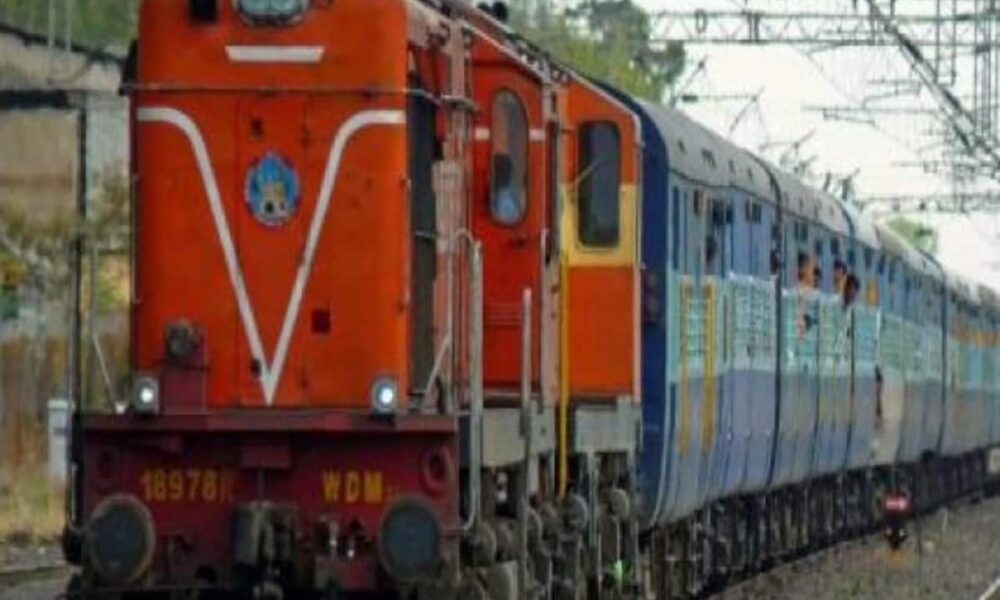 holi UP Bihar trains full seat waiting special train roadways bus