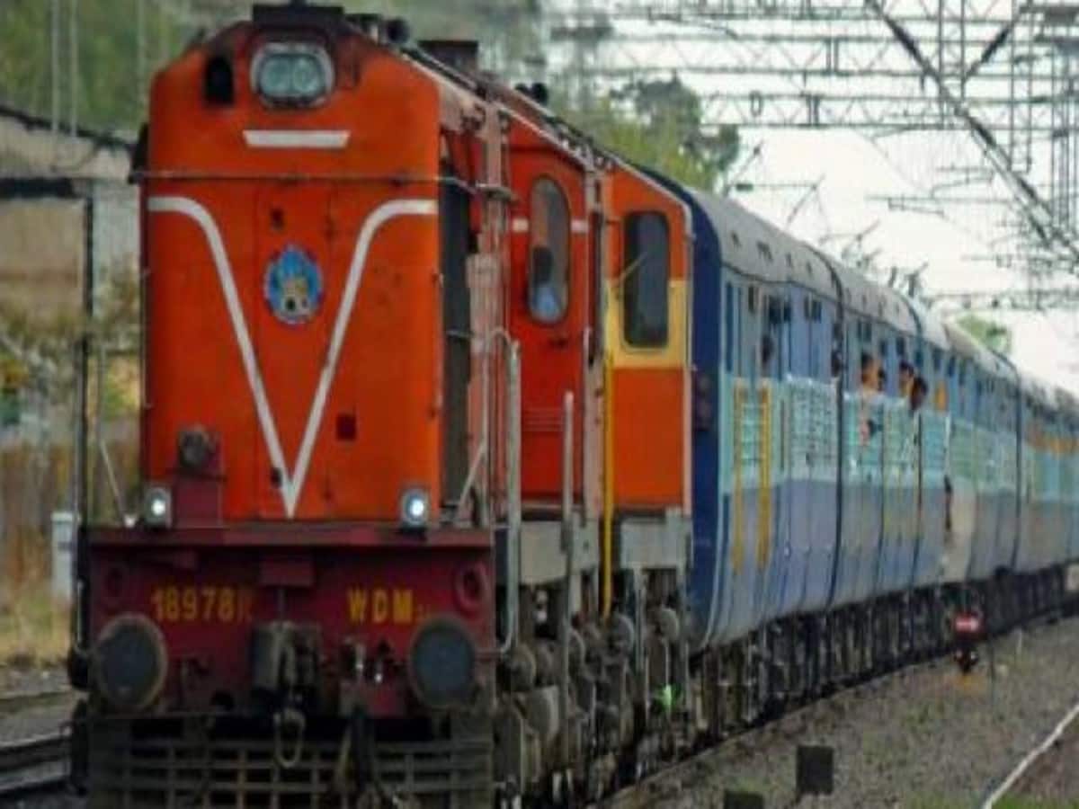 holi UP Bihar trains full seat waiting special train roadways bus holi UP Bihar trains full seat waiting special train roadways bus