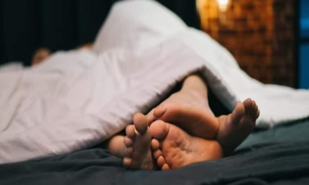 गर्लफ्रेंड के साथ होटल में पहुंचा नेता, आपत्तिजनक हालत में देख पत्नी ने की पति की पिटाई