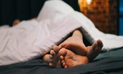 गर्लफ्रेंड के साथ होटल में पहुंचा नेता, आपत्तिजनक हालत में देख पत्नी ने की पति की पिटाई