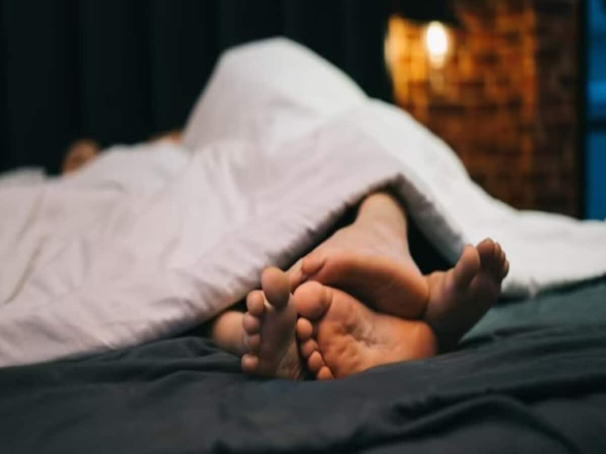 गर्लफ्रेंड के साथ होटल में पहुंचा नेता, आपत्तिजनक हालत में देख पत्नी ने की पति की पिटाई गर्लफ्रेंड के साथ होटल में पहुंचा नेता, आपत्तिजनक हालत में देख पत्नी ने की पति की पिटाई