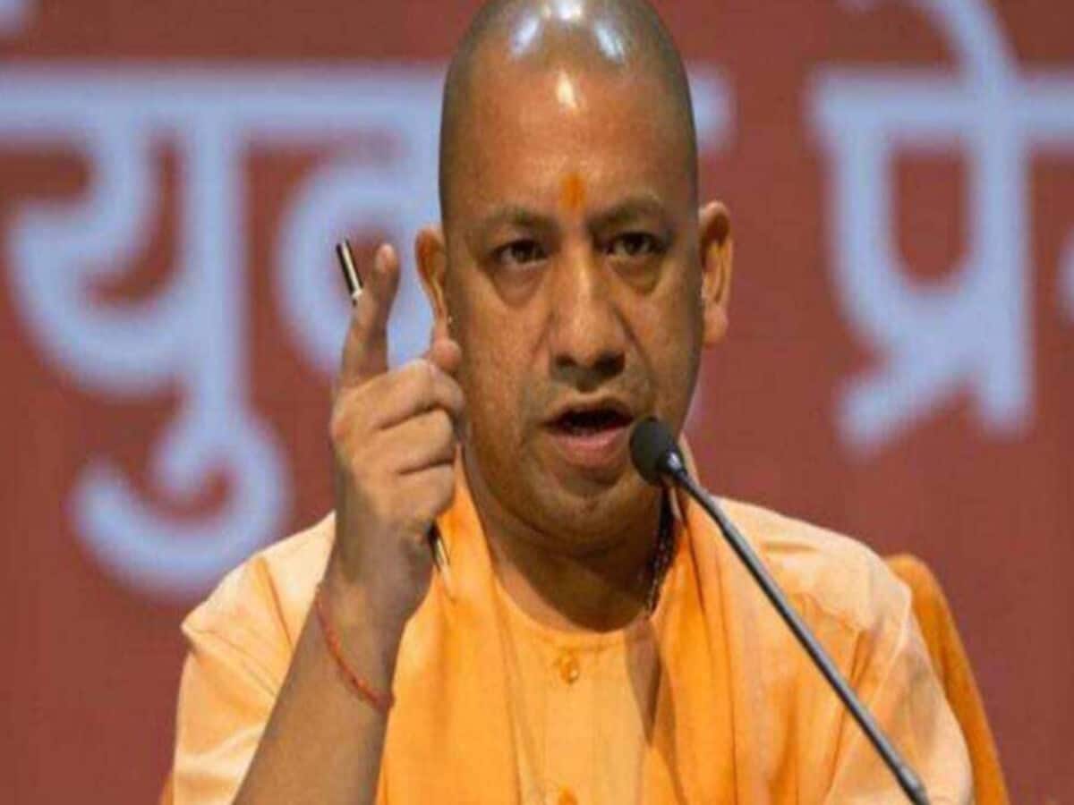 यूपी पुलिस भर्ती पेपर लीक मामले में बड़ी कार्रवाई, भर्ती बोर्ड की अध्यक्ष रेणुका मिश्रा हटाई गई यूपी पुलिस भर्ती पेपर लीक मामले में बड़ी कार्रवाई, भर्ती बोर्ड की अध्यक्ष रेणुका मिश्रा हटाई गई