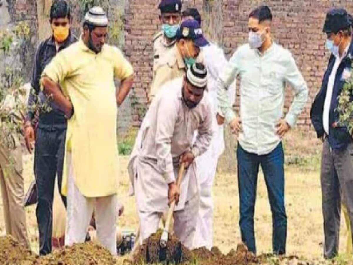 महिला को पहले कब्र में दहफनाया फिर निकाला शव, क्या रही वजह? महिला को पहले कब्र में दहफनाया फिर निकाला शव, क्या रही वजह?