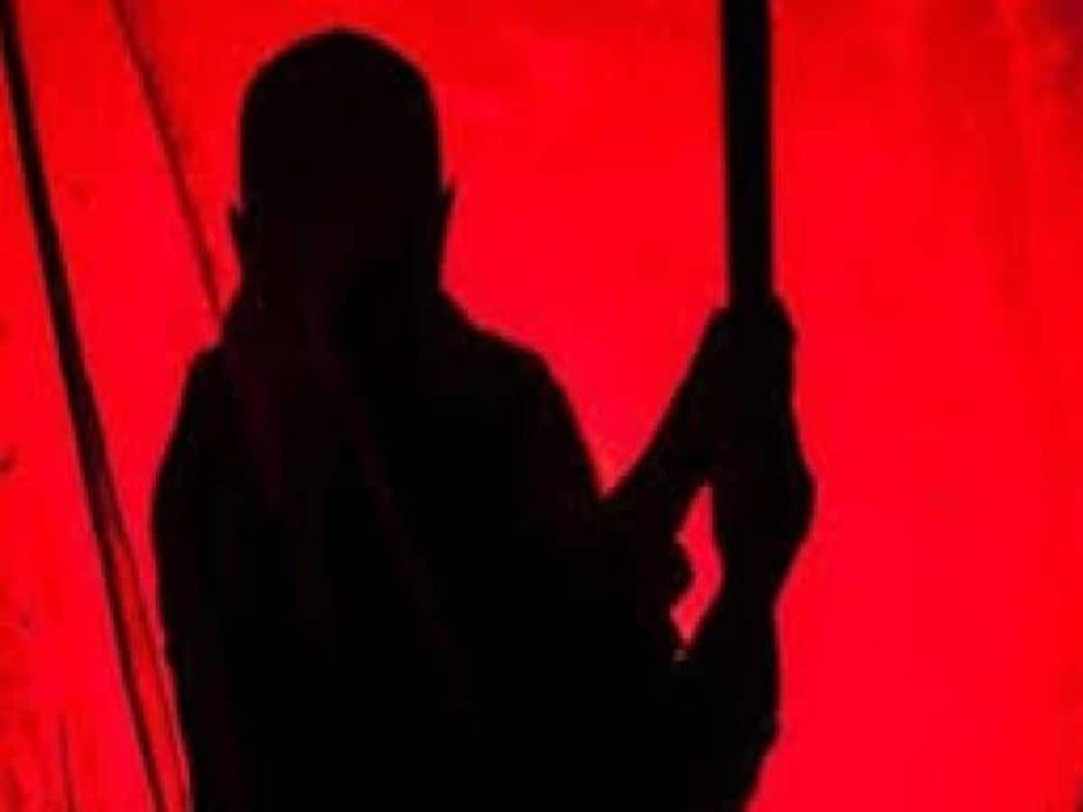 जमीन के लिए दो पक्षों में मारपीट, चले लाठी-डंडे, एक महिला की मौत जमीन के लिए दो पक्षों में मारपीट, चले लाठी-डंडे, एक महिला की मौत