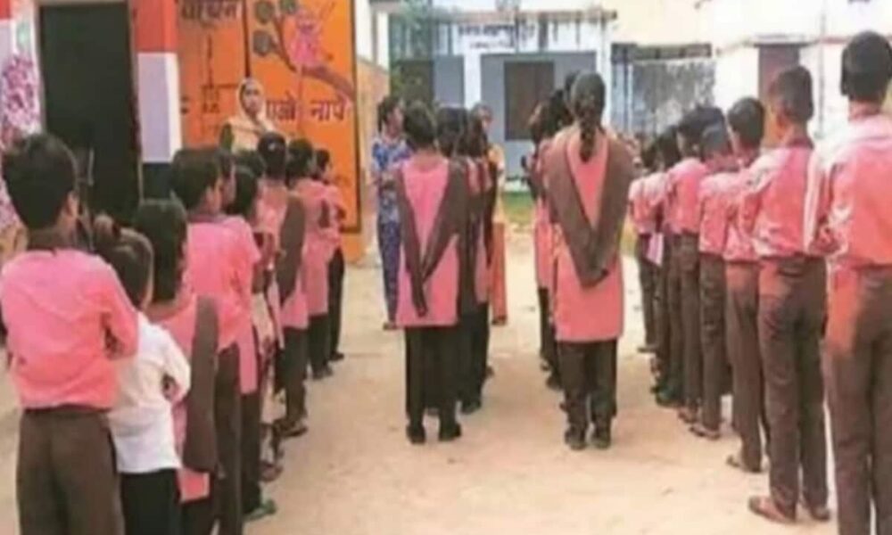 बेसिक शिक्षा में नए आदेश से बढ़ीं मुश्किलें, प्राइमरी स्कूलों में घटे बच्चे