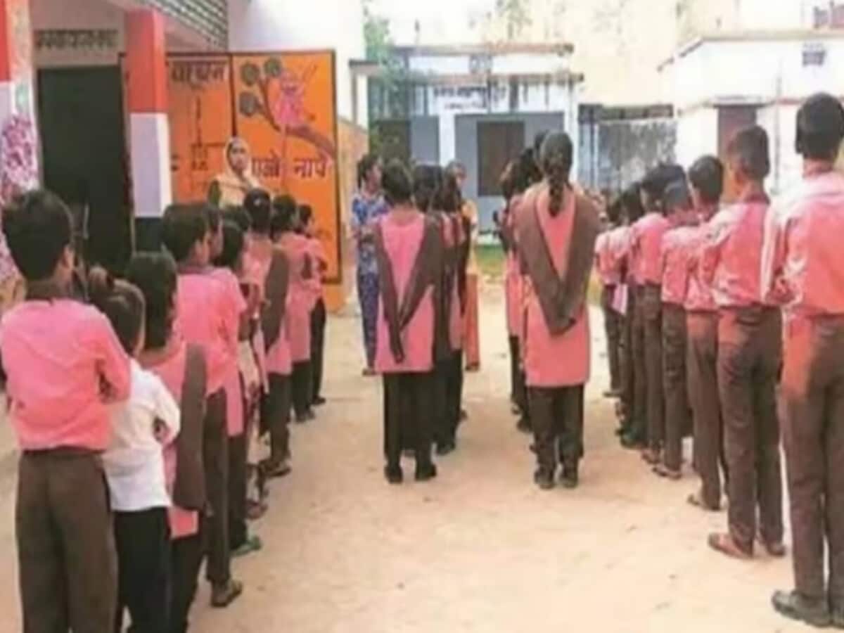 बेसिक शिक्षा में नए आदेश से बढ़ीं मुश्किलें, प्राइमरी स्कूलों में घटे बच्चे