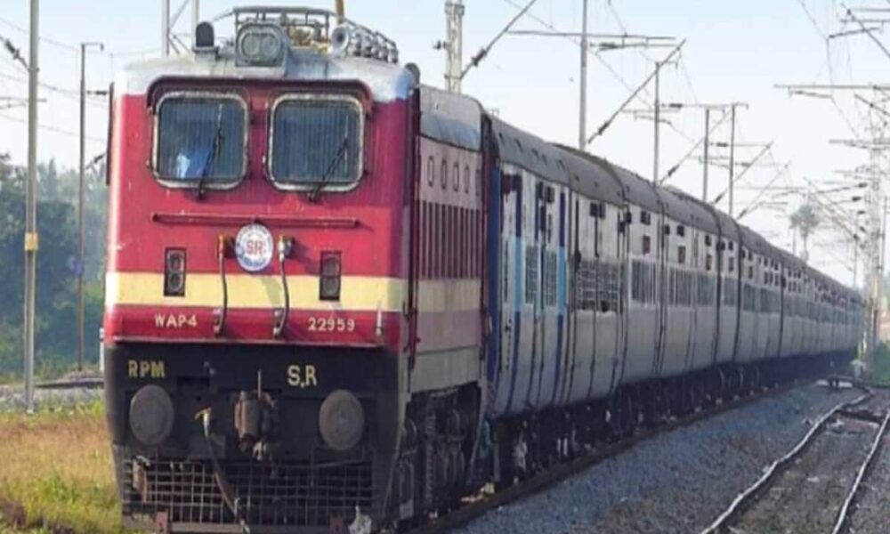 मुरादाबाद से बरेली पैसेंजर ट्रेन बनी मेमू, इन ट्रेनों में कोच बढ़ने से यात्रियों को राहत