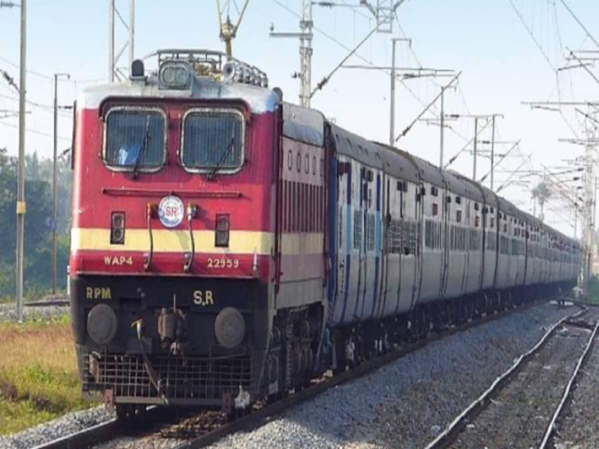 मुरादाबाद से बरेली पैसेंजर ट्रेन बनी मेमू, इन ट्रेनों में कोच बढ़ने से यात्रियों को राहत मुरादाबाद से बरेली पैसेंजर ट्रेन बनी मेमू, इन ट्रेनों में कोच बढ़ने से यात्रियों को राहत