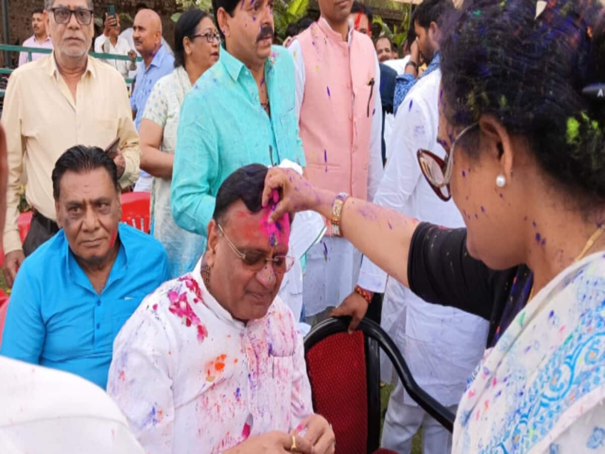होली मिलन में कांग्रेस के न्यौते पर नहीं पहुंचे अखिलेश यादव, लंबे अर्से बाद आज रोजा इफ्तार होली मिलन में कांग्रेस के न्यौते पर नहीं पहुंचे अखिलेश यादव, लंबे अर्से बाद आज रोजा इफ्तार