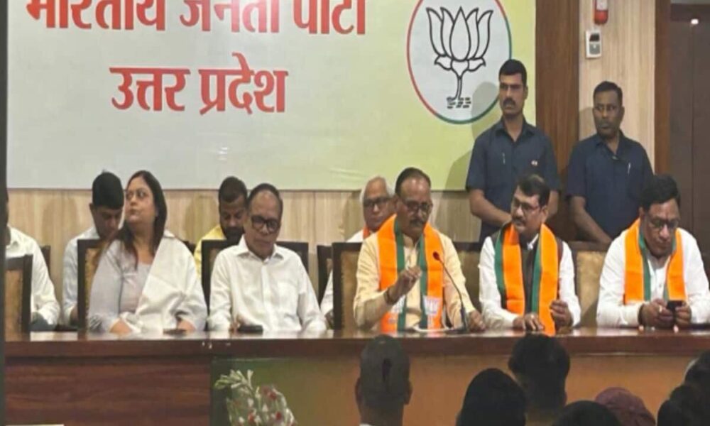 former dgp vijay kumar joins bjp with his wife many other leaders of sp congress joining