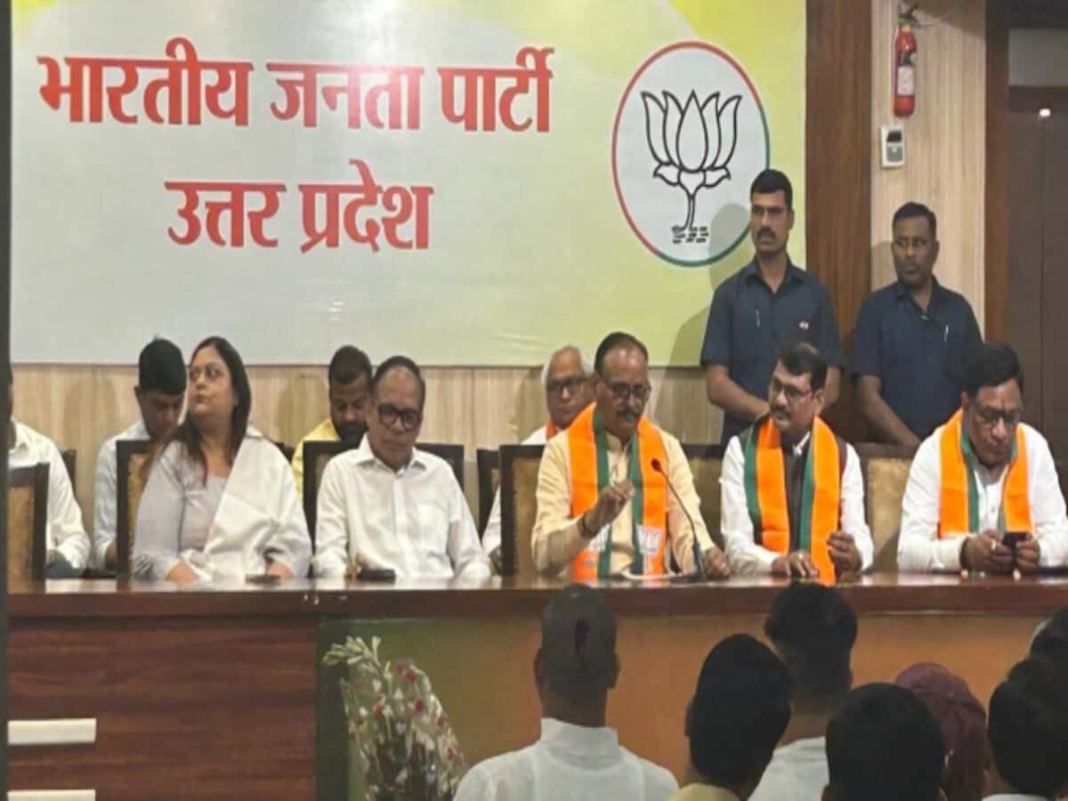 former dgp vijay kumar joins bjp with his wife many other leaders of sp congress joining former dgp vijay kumar joins bjp with his wife many other leaders of sp congress joining
