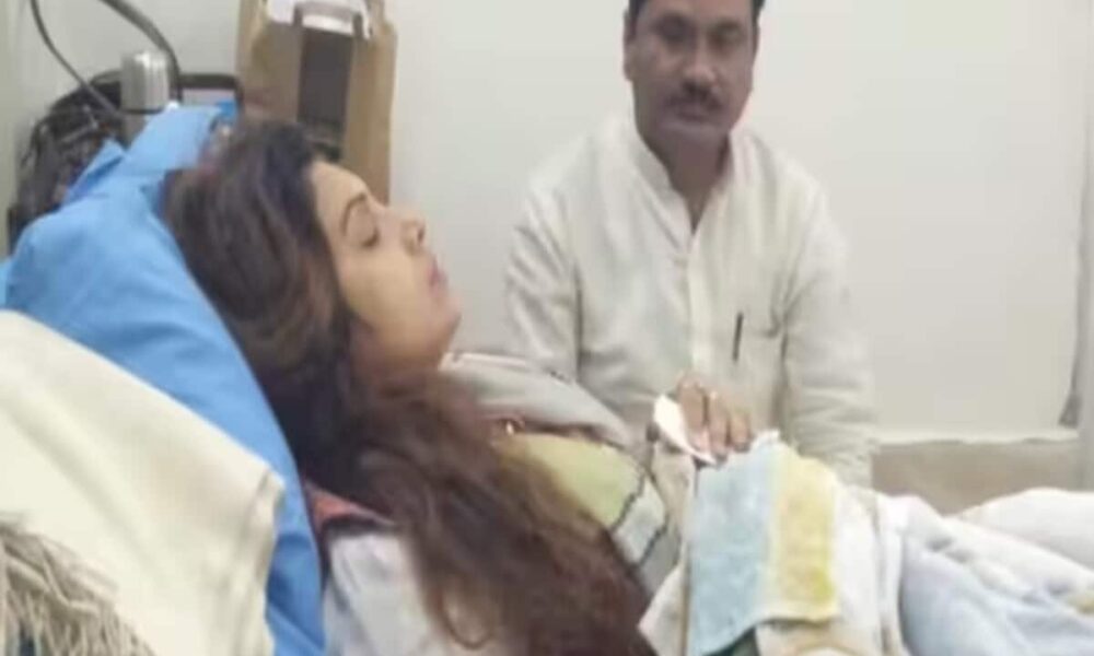 samajwadi party is keeping an eye on the health of gorakhpur candidate kajal nishad akhilesh yadav took information