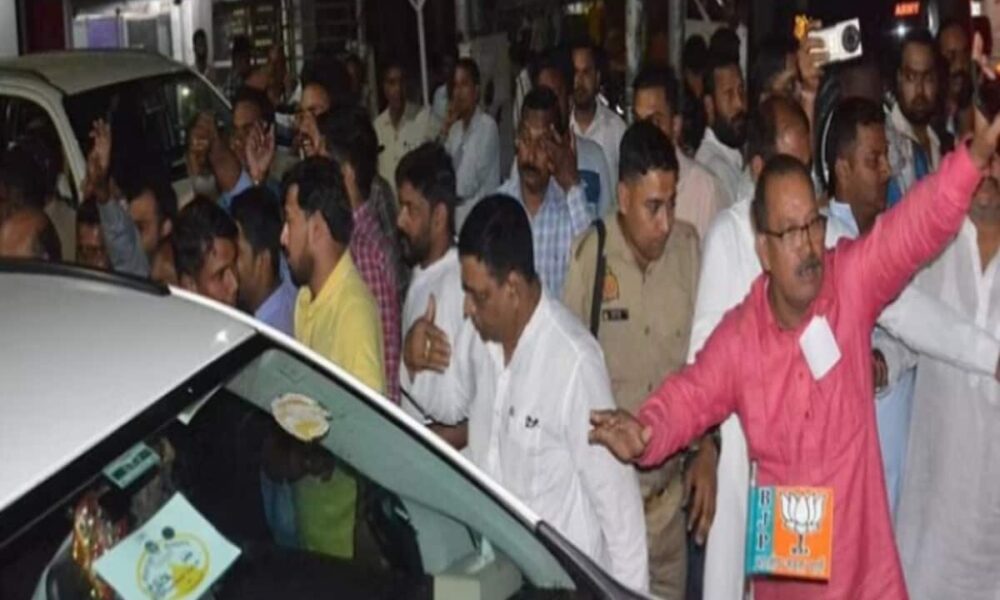 भाजपा में घमासान, मेयर पर भड़के संतोष गंगवार समर्थक, भूपेंद्र चौधरी की गाड़ी घेरी; अखिलेश ने ली चुटकी
