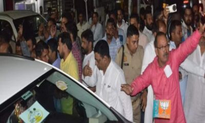 भाजपा में घमासान, मेयर पर भड़के संतोष गंगवार समर्थक, भूपेंद्र चौधरी की गाड़ी घेरी; अखिलेश ने ली चुटकी