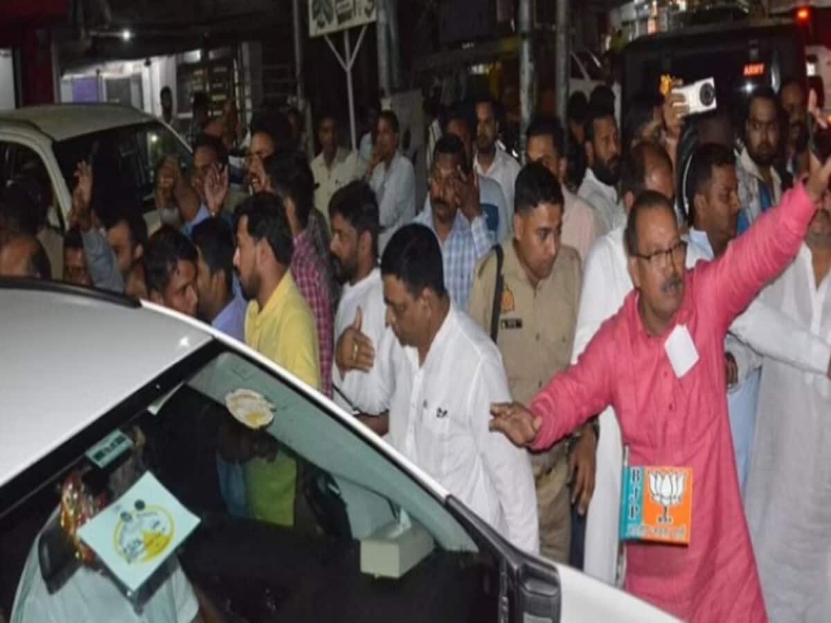 भाजपा में घमासान, मेयर पर भड़के संतोष गंगवार समर्थक, भूपेंद्र चौधरी की गाड़ी घेरी; अखिलेश ने ली चुटकी भाजपा में घमासान, मेयर पर भड़के संतोष गंगवार समर्थक, भूपेंद्र चौधरी की गाड़ी घेरी; अखिलेश ने ली चुटकी