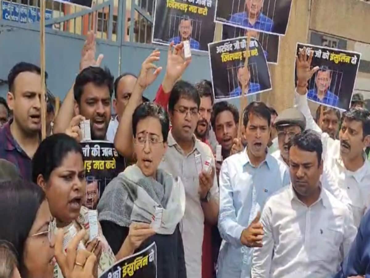 aap leaders reached tihar with insulin for kejriwal atishi says bjp is more cruel than britishers – इंसुलिन लेकर AAP नेता पहुंच गए तिहाड़, जेल के बाहर जमकर नारेबाजी; आतिशी बोलीं aap leaders reached tihar with insulin for kejriwal atishi says bjp is more cruel than britishers – इंसुलिन लेकर AAP नेता पहुंच गए तिहाड़, जेल के बाहर जमकर नारेबाजी; आतिशी बोलीं