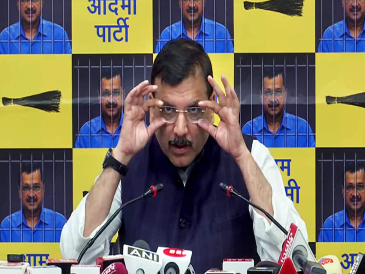 ED ने दो बयान गायब किए, केजरीवाल को साजिशन जेल भेजा; जेल से छूटने के बाद संजय सिंह का बड़ा आरोप ED ने दो बयान गायब किए, केजरीवाल को साजिशन जेल भेजा; जेल से छूटने के बाद संजय सिंह का बड़ा आरोप